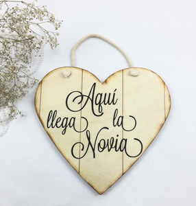 Corazón aqui llega la novia en madera